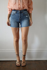 Girl wearing denim shorts#color_tru