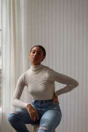 A Girl Wearing a mesh pattern shirt#color_cream