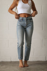 Girl wearing jeans#color_flirt